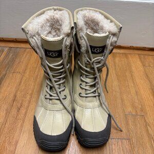UGG lined Adirondack snow boots in white/cream, size 8, EUC